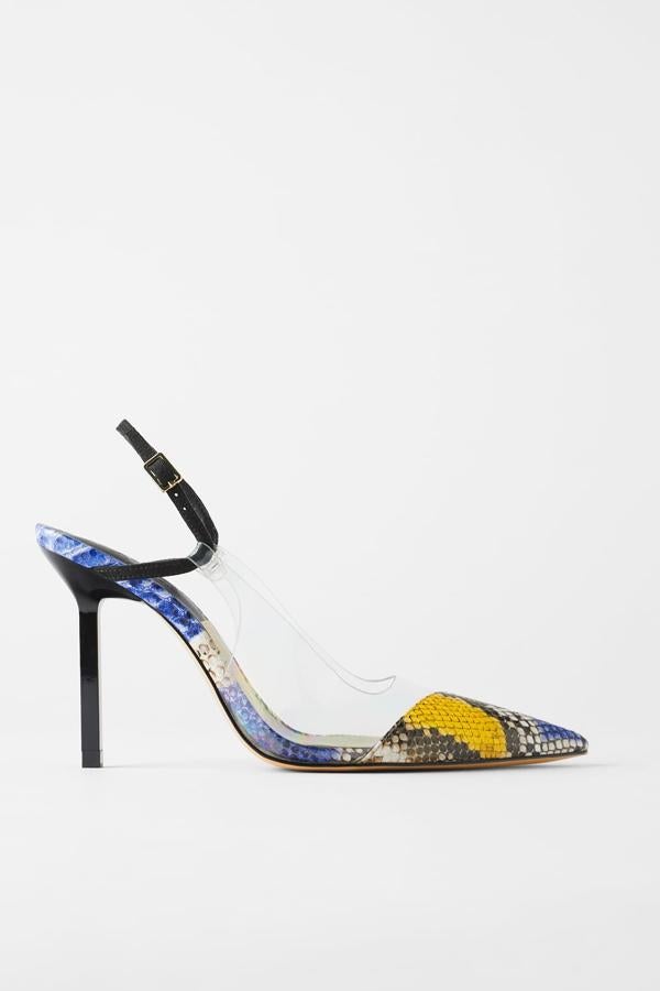 Este zapato de tacón con estampado animal multicolor y corte de vinilo tiene una altura de 10,2 centímetros. Es destalonado y se cierra mediante hebilla en el tonillo y tiene un precio de 35,95 euros.