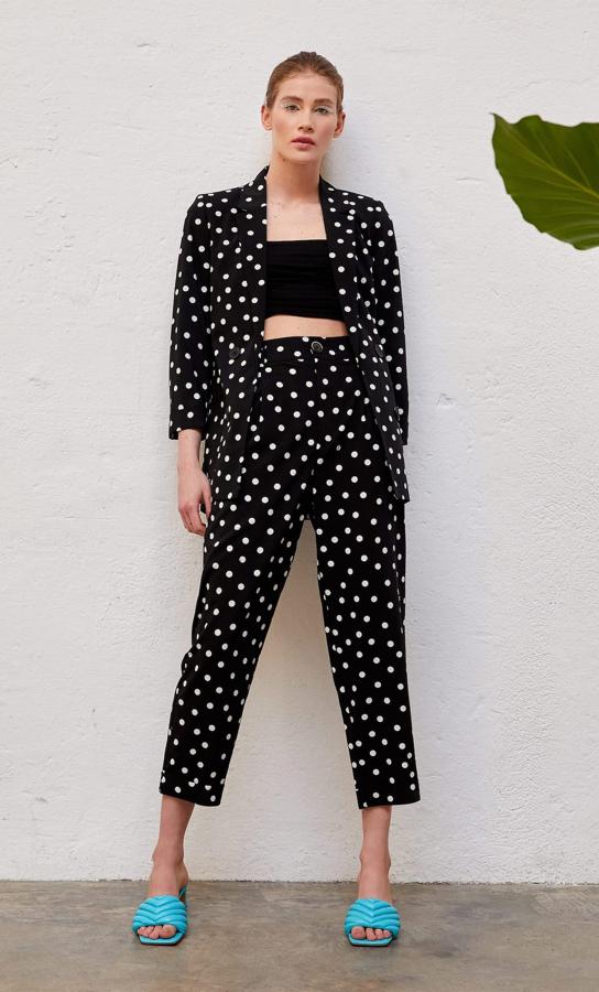 El estampado tendencia de la temporada primavera/verano no podía faltar en esta selección, y todo gracias a Stradivarius. Cuesta 29,99 euros y está disponible entre las tallas XS y XL.