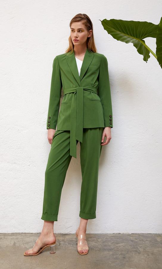 Con cinturón para marcar figura y bolsillos ribeteados, esta americana verde de Stradivarius es una de nuestras favoritas, gracias a su original color y diseño. Cuesta 35,99 euros y está disponible en las tallas S, M y L.