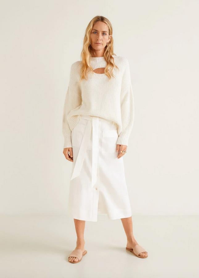 Con diseño midi acampanado, esta falda de lino de Mango es una de nuestras favoritas. Tiene dos bolsillos de parche y cierre de botones en la parte delantera y cuesta 39,99 euros, pero tendremos que esperar a que la repongan porque se ha agotado en todas las tallas.