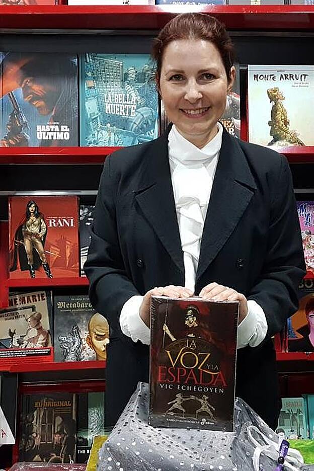 Vic Echegoyen con el libro.