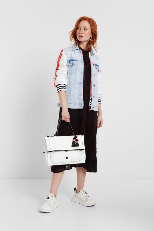 Es sencillo, pero de clásico no tiene nada. No te dejes engañar por su combinación en blanco y negro,  este bolso de efecto piel  será tu accesorio comodín con cualqueir look (69,95 euros).