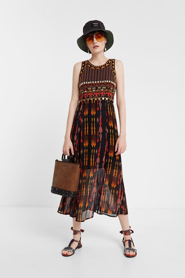 Las amantes de los estampado étnicos ya tiene un vestido favorito esta temporada. De largo midi y en un tejido ligero, cuenta con aplicaciones de cenefas, botones de nácar y monedas metálicas  (149,95 euros) .