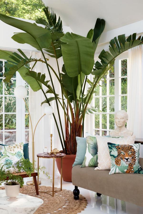 ¡Vivan los cojines! Nunca hay suficientes y quien diga lo contrario, miente. Un lavado de cara de cualquier estancia empieza siempre por cambiar las fundas. Y algunos detalles como las velas o las cajas decorativas.