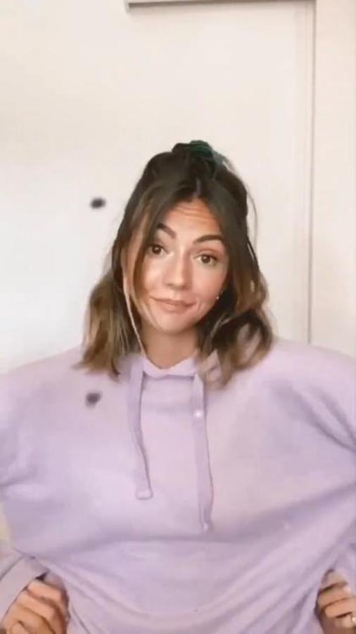 La primera propuesta de Aretha es una coleta años 90 que consigue recogiendo solo media melena con un  coletero bonito  y dejando los mechones del flequillo sueltos.