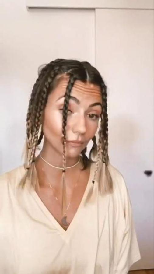 Si quieres conseguir una melena con volumen y rizada sin usar planchas, tenazillas ni calor... Ficha el truco de Aretha. La influencer peina toda la melena con trenzas finitas y aconseja hacerlo con el pelo húmedo y dormir con ellas.