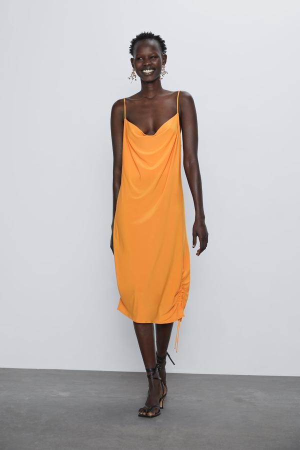 Para lucir moreno en verano y con una chaqueta denim en primavera. Solo apto para las más atrevidas por el escote, de Zara, (17,95 euros).