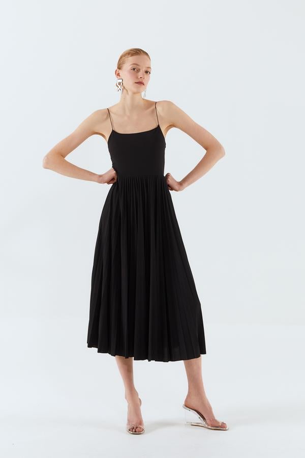 Un clásico que nunca puede faltar. Un vestido midi negro con tirante fino, de Sfera, (35,99 euros).