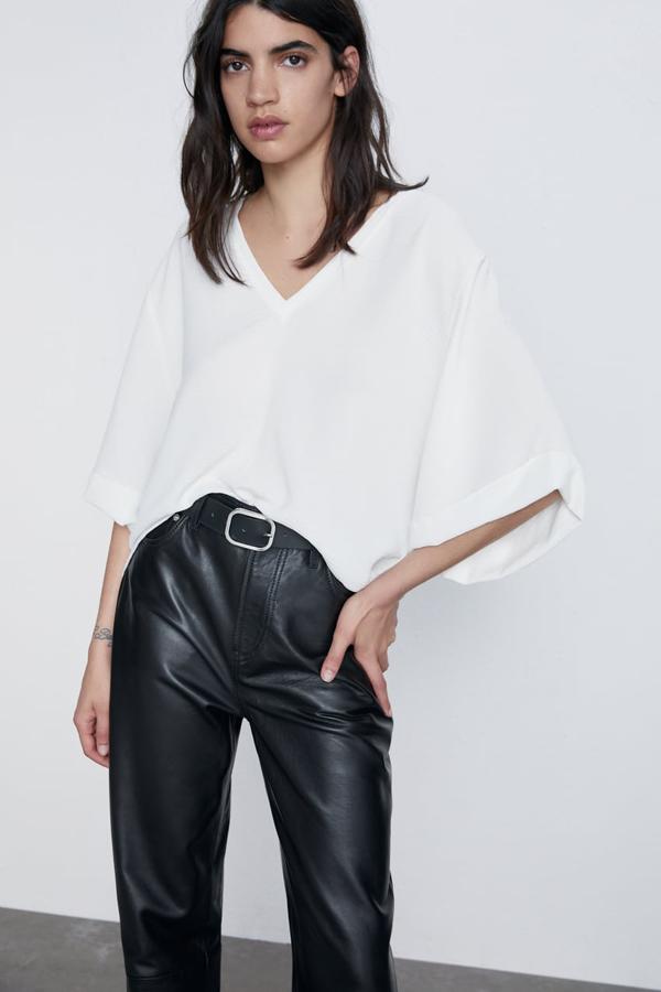 Blusa blanca con manga murciélago (15,95 euros).