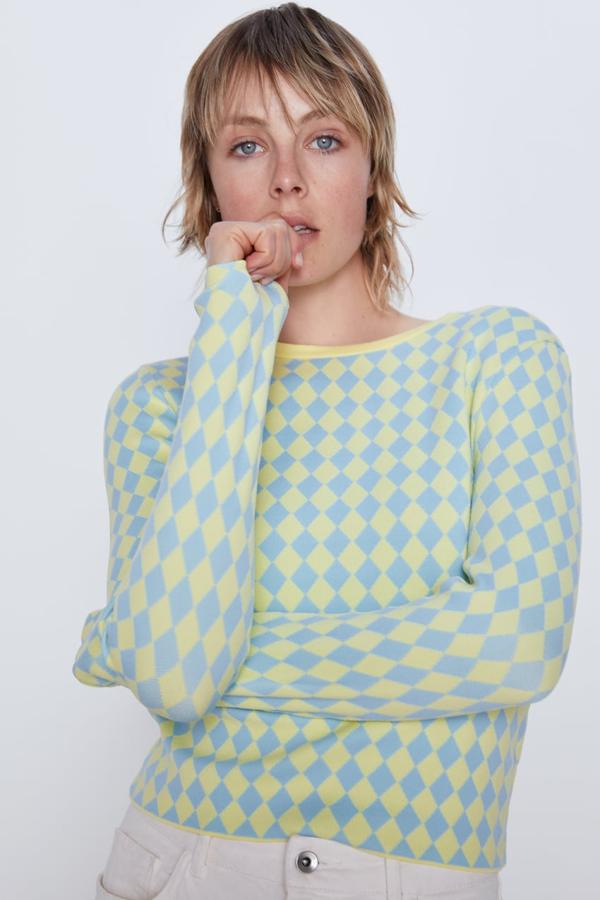 Jersey fino de rombos amarillo y azul (15,95 euros).