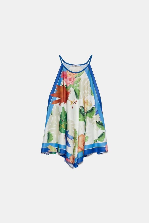 Top tipo pañuelo con estampado de flores (12,95 euros).