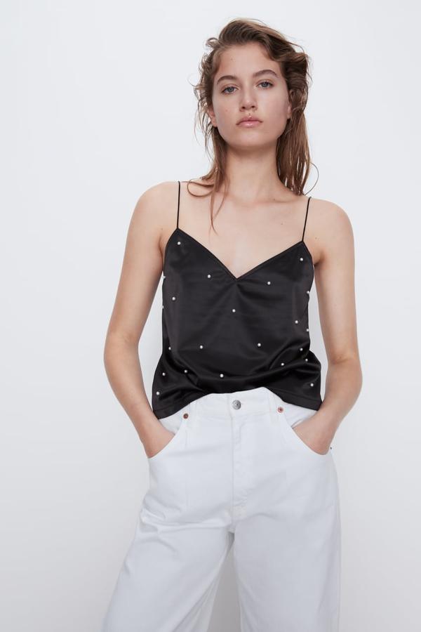 Top negro con perlas (12,95 euros).
