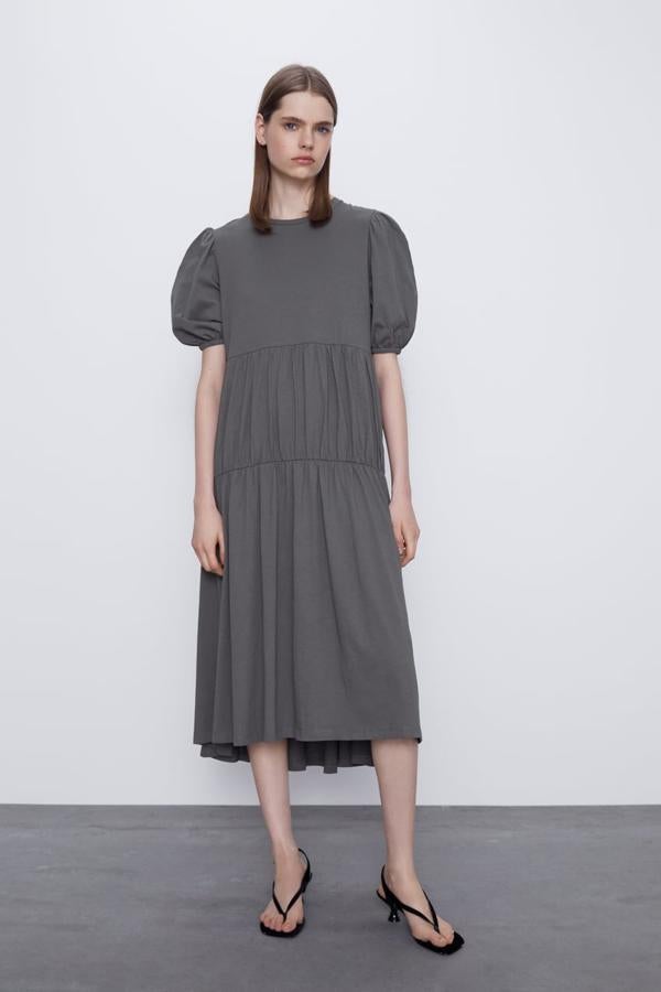 Vestido gris con mangas abullonadas y falda de volantes (15,95 euros).