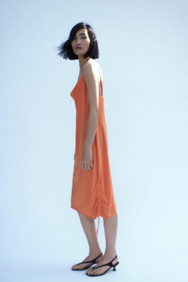 Vestido de tirantes lencero en color naranja (17,95 euros).
