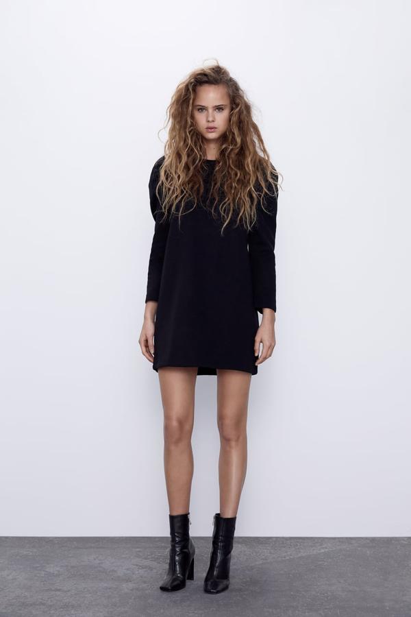 Minivestido negro con mangas abullonadas (15,95 euros).