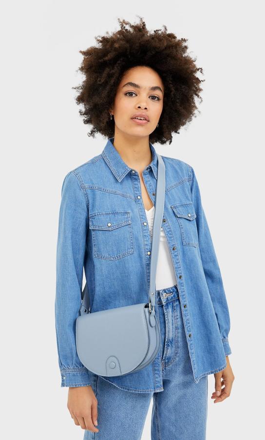 El más asequible de la selección es esta bandolera de Stradivarius con diseño de media luna disponible en azul claro y color camel. De 15,99 euros ha pasado a costar 7,99 euros.