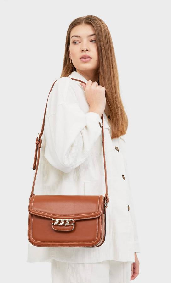 Entre nuestras bandoleras favoritas está esta de Stradivarius en color marrón con costuras a contraste y detalle de cadena en el cierre de solapa. Costaba 19,99 euros y ahora puedes comprarlo por 9,99 euros.
