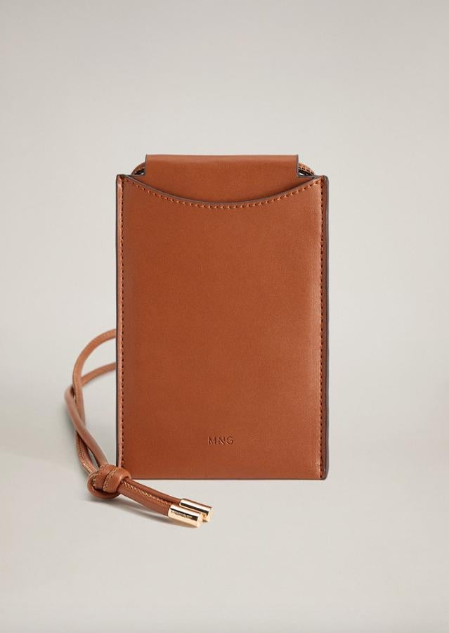 Disponible en negro y en marrón, este mini bolso con compartimento interior y múltiples ranuras para tarjetas es de Mango y cuesta 9,99 euros.