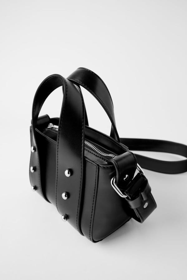 Si buscas un bolso mini original, este de Zara puede ser lo que necesitas. Con detalle de tachas por ambas caras y asas de mano y hombro, ha pasado de 19,95 euros a 9,99.