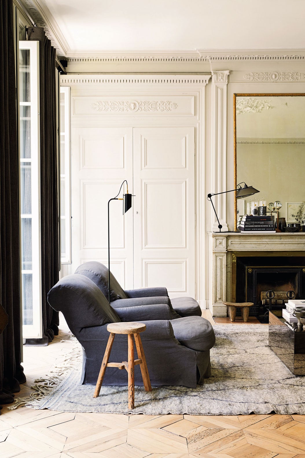 En su casa de Lyon han jugado con distintas lámparas para iluminar una habitación. Está claro, focos o halógenos en el techo, prohibidos.