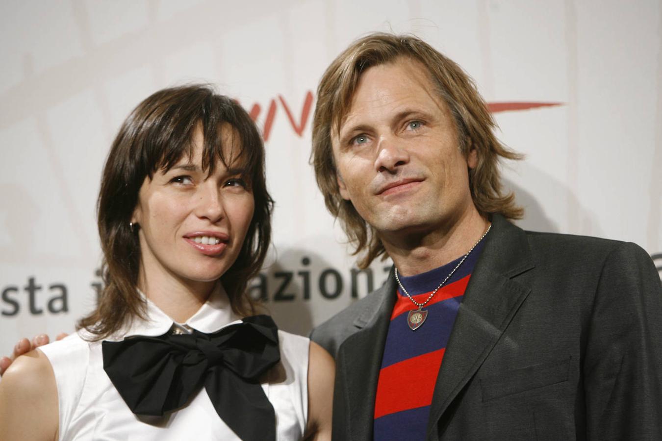 Aunque son una de las parejas menos mediáticas y fotografiadas del panorama 'celeb', lo cierto es que el matrimonio de Ariadna Gil y Viggo Mortensen es de los más sólidos de Hollywood. Llevan juntos desde el año 2009.