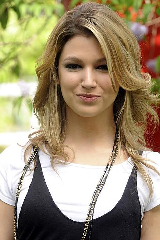 La verdad es que este look rubio y a capas no es precisamente favorecedor.