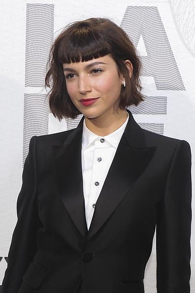 Nos encanta esta melenita con flequillo que Corberó llevó en 2017.