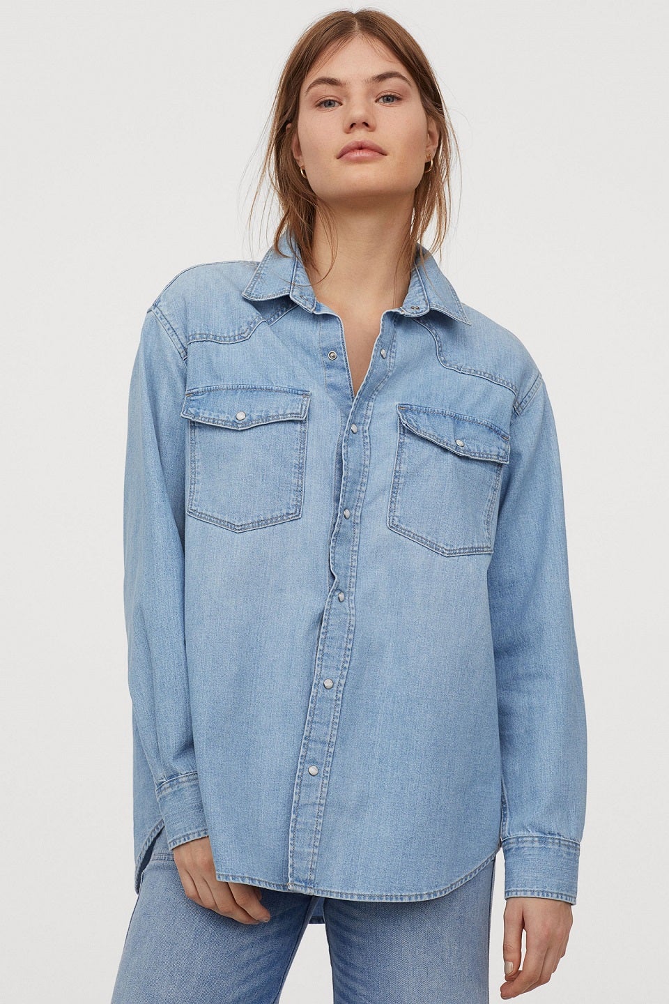 H&M tiene la camisa más similar a la de Nuria Roca con este diseño tejano con bolsillos y vaquero en tono claro. (24,99 euros). ¡Un clásico!