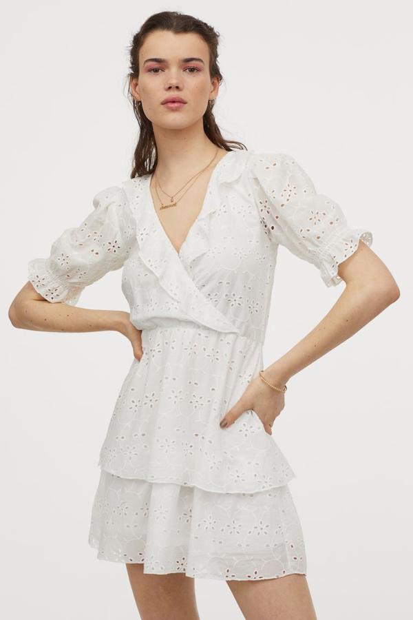 Vestido con escote cruzado y falda con volantes de bordado inglés de H&M (29,99 euros).