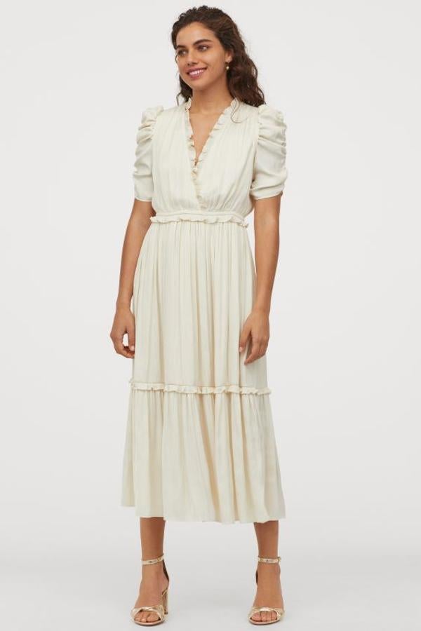 Vestido largo en blanco roto con mangas fruncidas y ceñido a la cintura de H&M (59,99 euros).