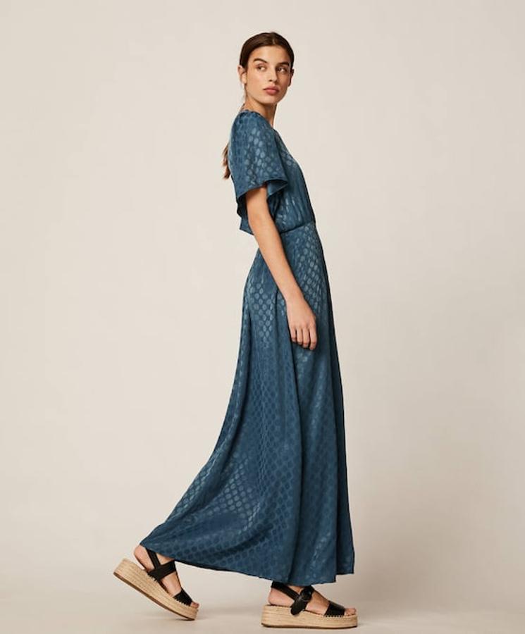 Vestido largo en azul apagado de jacquard con fruncido en la cintura (39,99 euros),