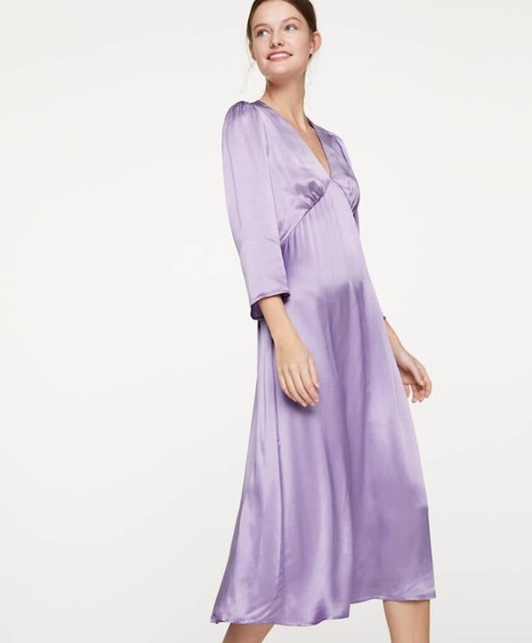 Vestido satinado en color malva y escote en pico (39,99 euros).