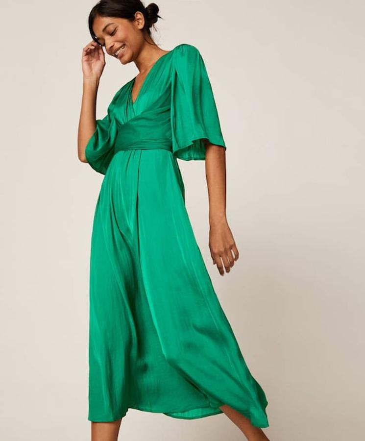 Vestido verde satinado de corte midi, escote cruzado y manga acampanada (35,99 euros).