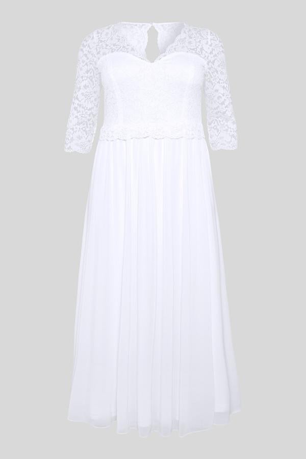 Vestido de novia de tallas grandes con encaje romántico, escote en forma de corazón y falda vaporosa (129 euros).