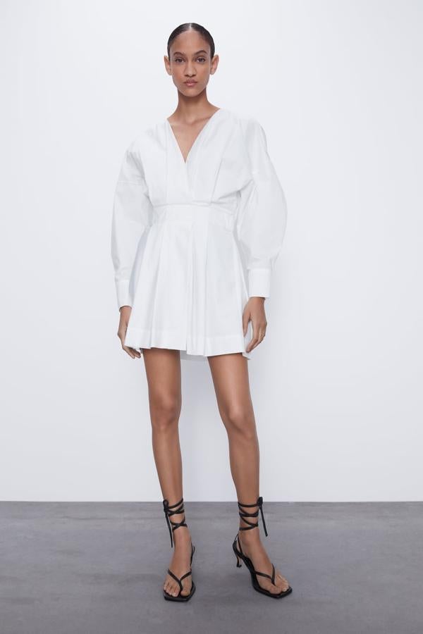 Vestido cruzado de manga larga globo y escote en pico de Zara (29,95 euros).
