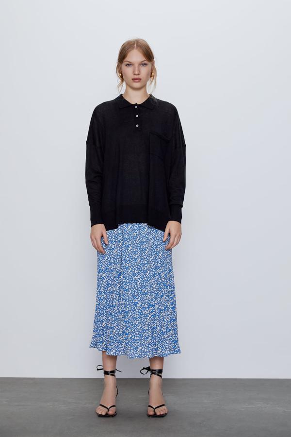 Blanco y azul para esta falda midi de tiro alto con elástico en la espalda. Está disponible entre las tallas XS y XL, y de 25,99 euros ha pasado a 12,99 euros.