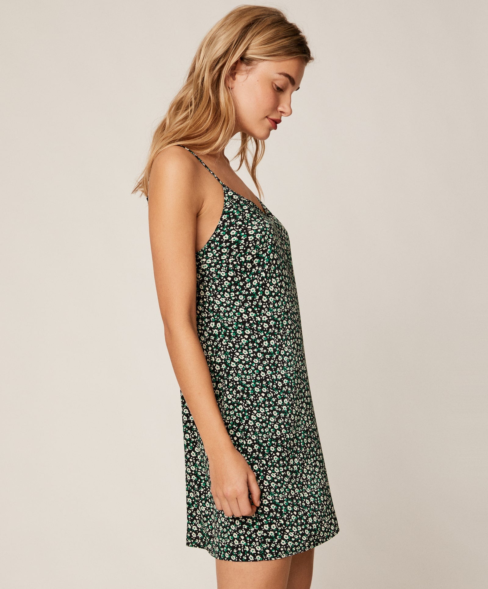 Este camisón mini con estampado de flores es un perfecto básico para estar en casa y para meterlo en la maleta este verano. (13,99 euros).