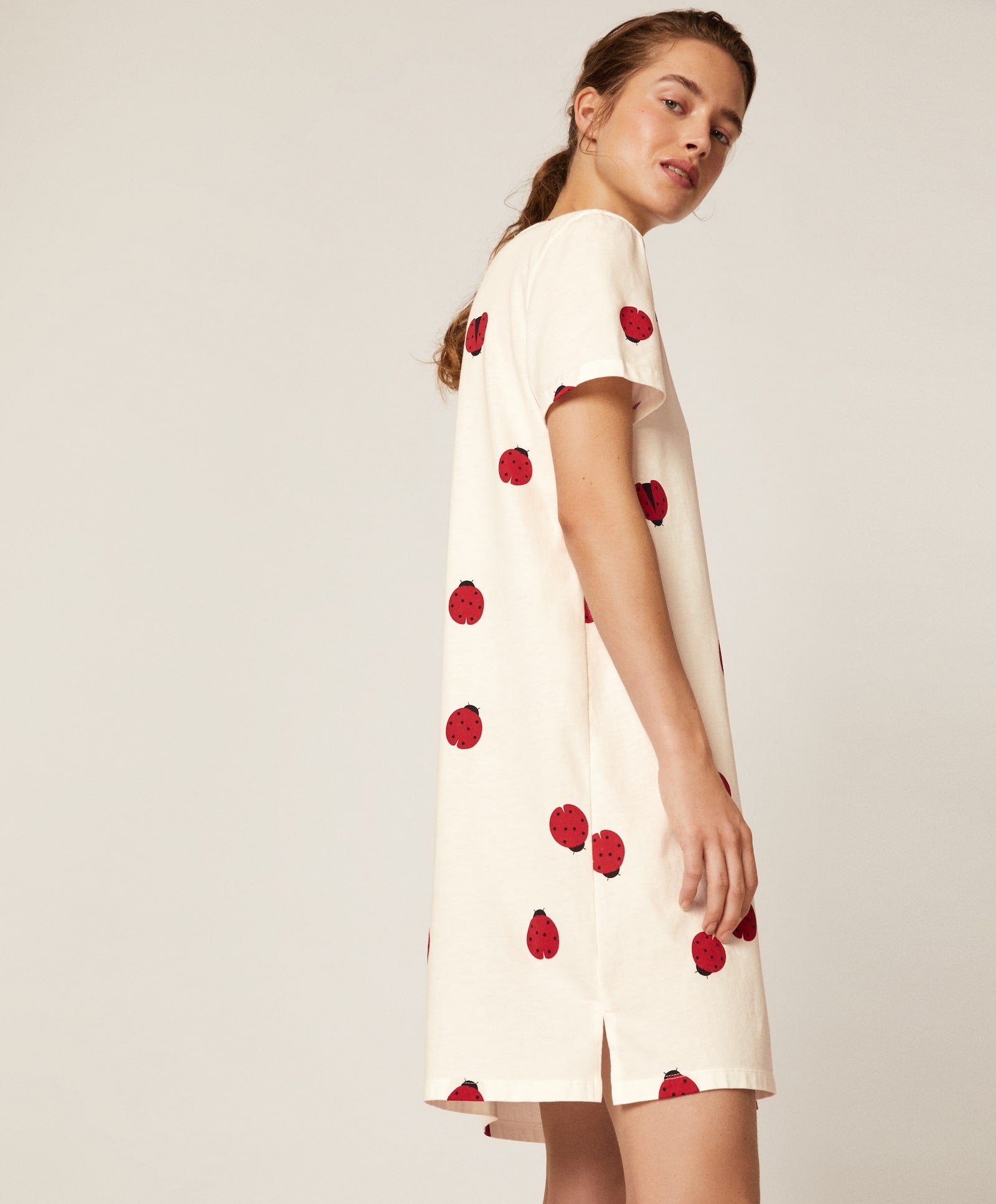 Vestido en versión mini de manga corta con estampado de mariquitas. Perfecto para llevar como vestido en verano. (19,99 euros). De Oysho.