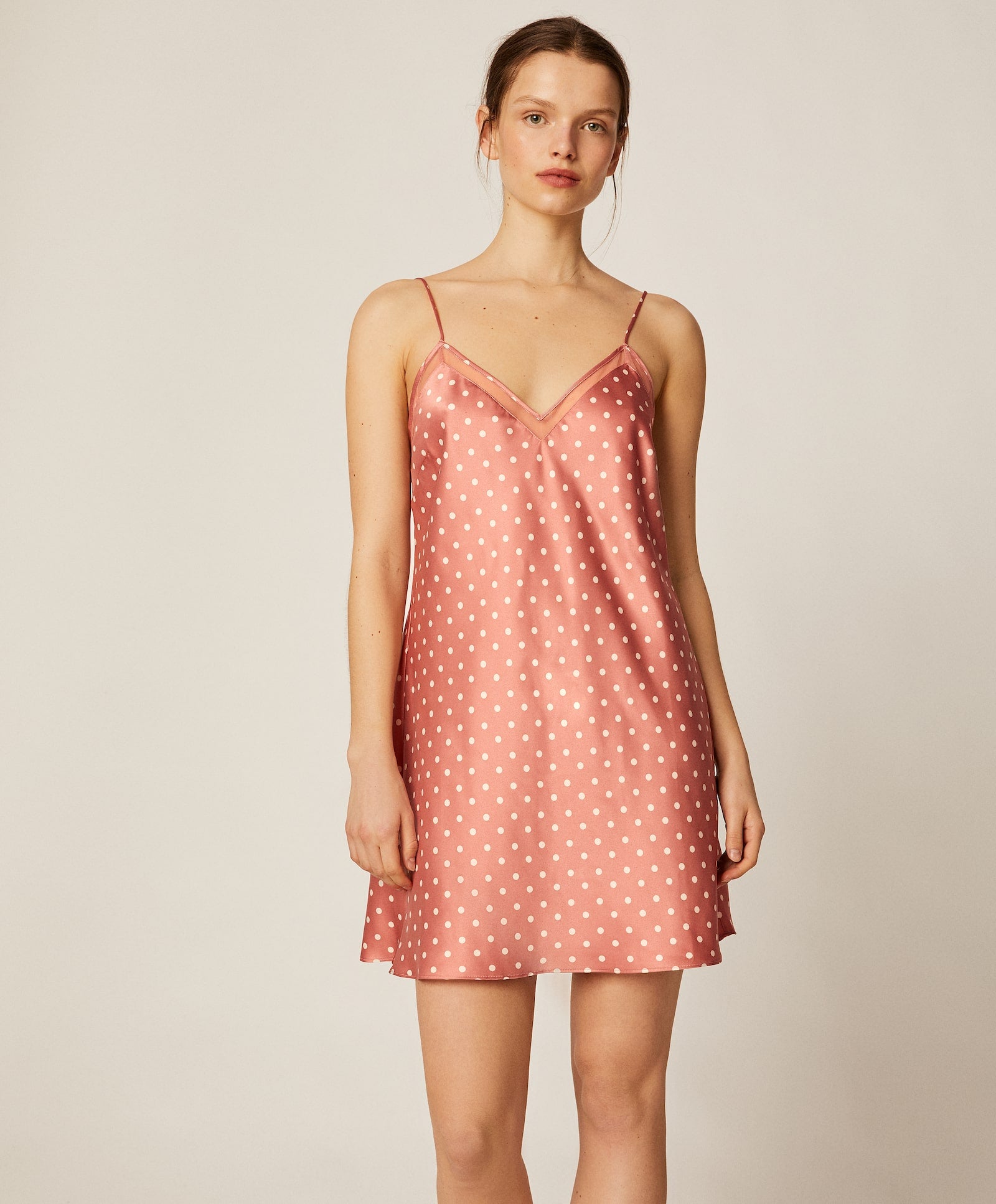 La versión sexy viene con este mini en tono rosa empolvado con estampado de lunares. (19,99 euros).