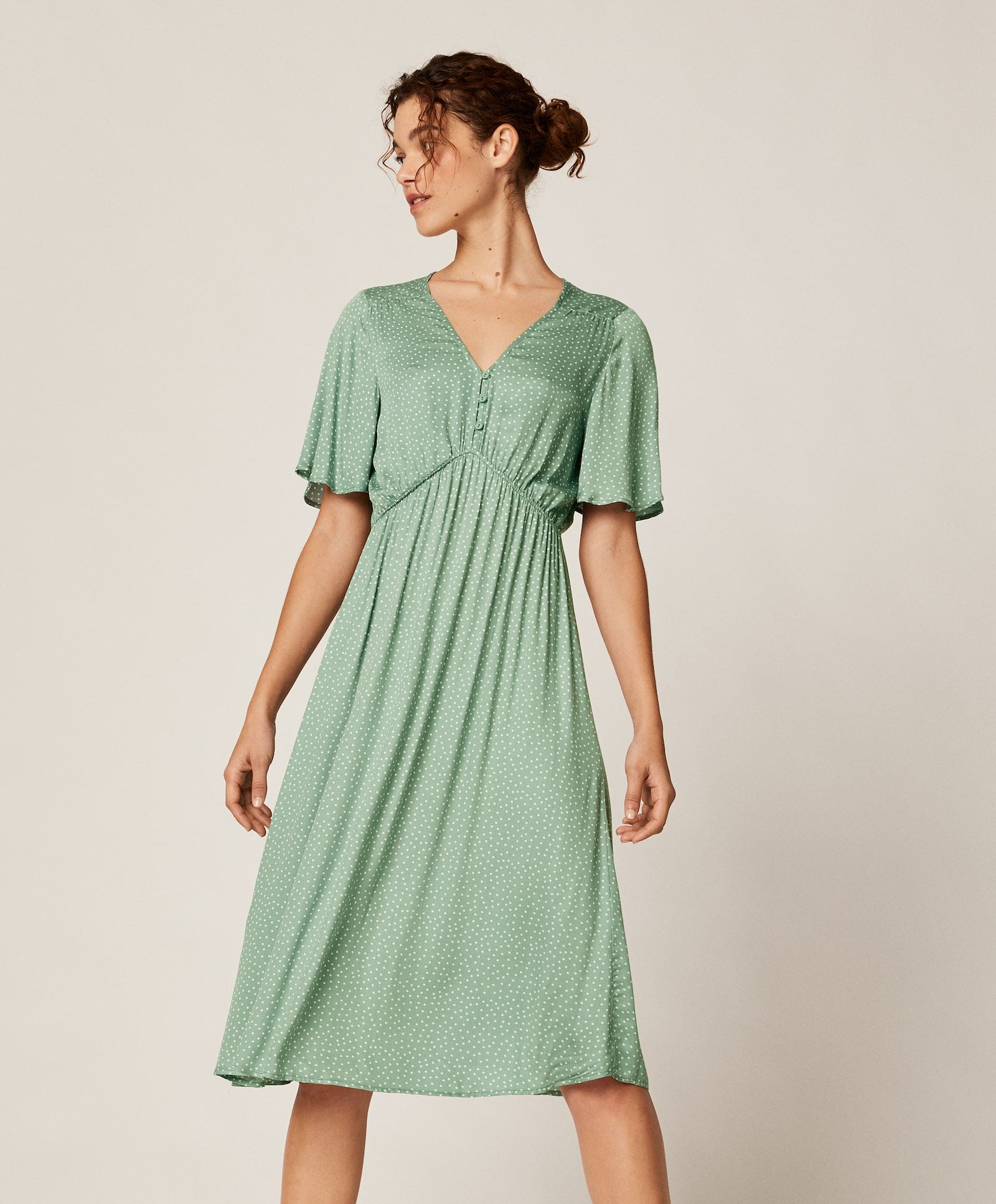 Camisón midi en tono verde agua con estampado de topos de Oysho. (25,99 euros). Un best seller de la nueva colección de la firma de Inditex.