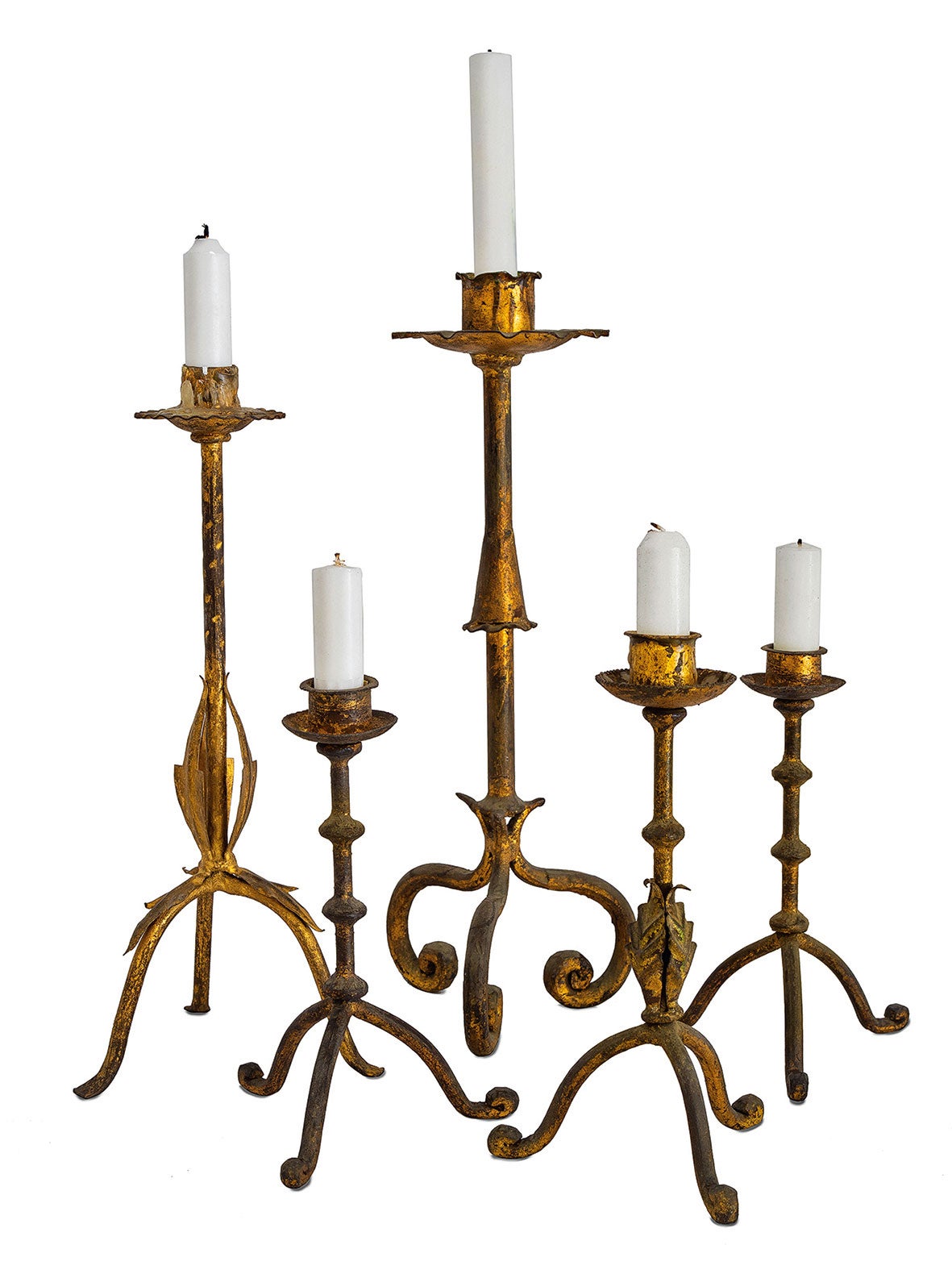 Candeleros de latón de Carina Casanovas (60 €/unidad).