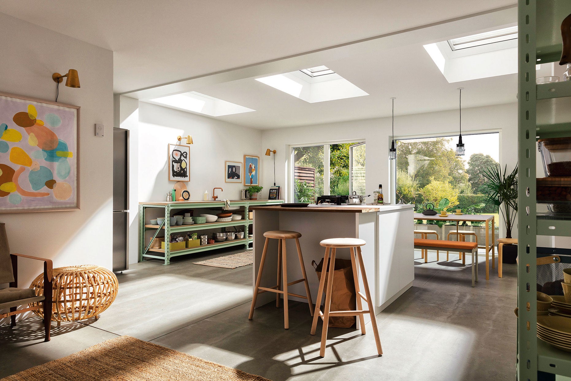 Multiplicar la luz natural debería ser el objetivo de toda reforma. En inspiracion.velux.es, la realidad virtual permite comprobar cómo mejoraría tu casa con las ventanas de tejado y las cortinas Velux.