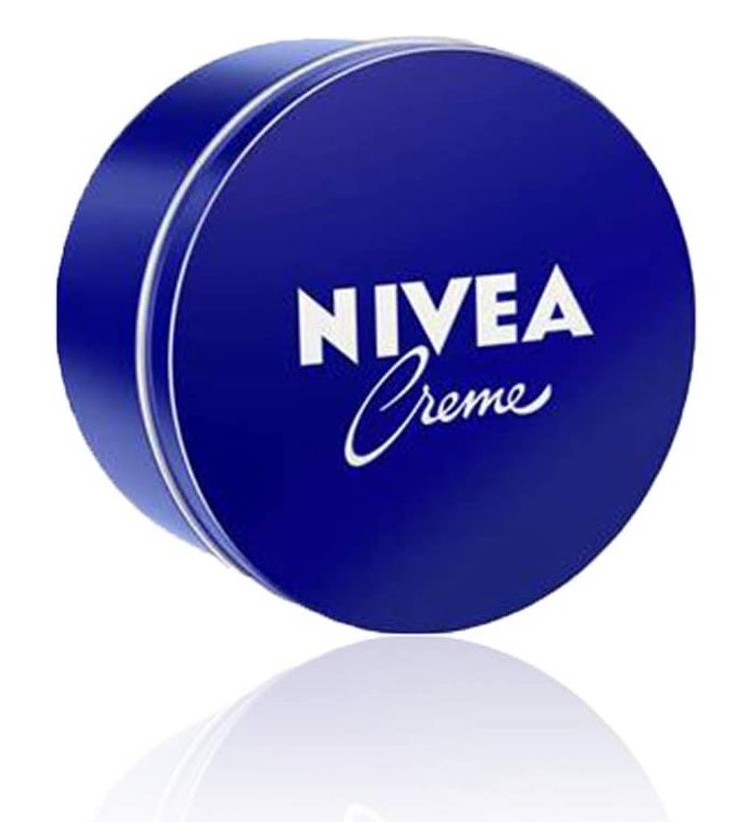 Su fórmula con pantenol, Eucerit y glicerina en formato lata sigue siendo un best seller de la marca. Se puede utilizar a diario y es uno de esas cremas multifunción que tanto nos gusta: hidrata de los pies a la cabeza. Toma nota:  Nivea Creme  (4,30 euros/250ml).