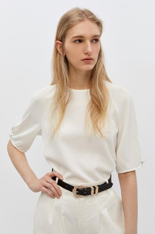 Tan sencilla como bonita, esta blusa de Sfera con manga tres cuartos y abertura cuesta 17,99 euros y está disponible en las tallas M y XL.