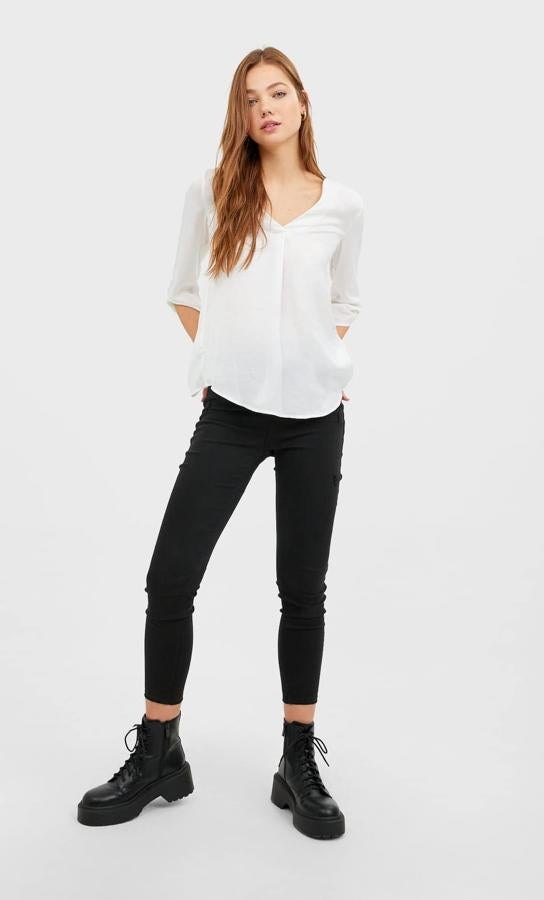 Entre los diseños que no fallan cada verano está esta camisa de manga tres cuartos y cuello de pico sin botones. Esta la hemos encontrado en Stradivarius, cuesta 17,99 euros y está disponible entre las tallas XS y XL.