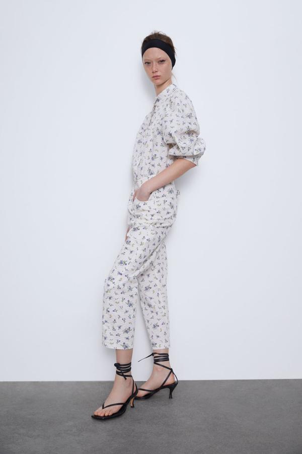 Por fin un pantalón con estampado de flores discreto. Este es de Zara, en blanco roto con flores lilas, con trabilla en la espalda y tiro alto, para ajustarse mejor. Tiene un precio de 39,95 euros y está disponible entre las tallas XS y XXL.