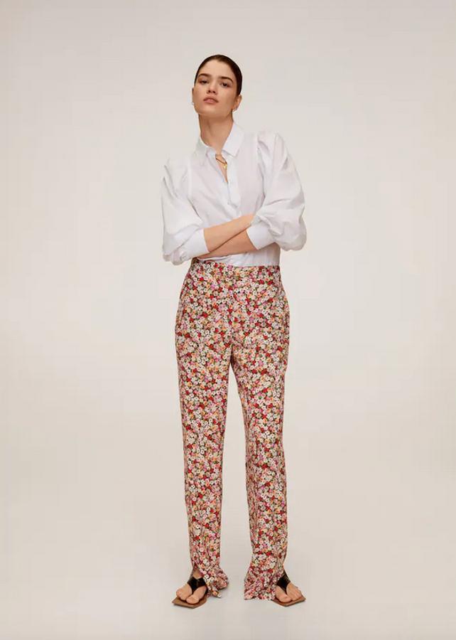 En Mango hemos encontrado unos palazzo con estampado floral en tonos rosas y blancos que gracias a su tiro alto resaltan nuestra figura. Cuestan 29,99 euros y están disponibles entre las tallas XS y XL.