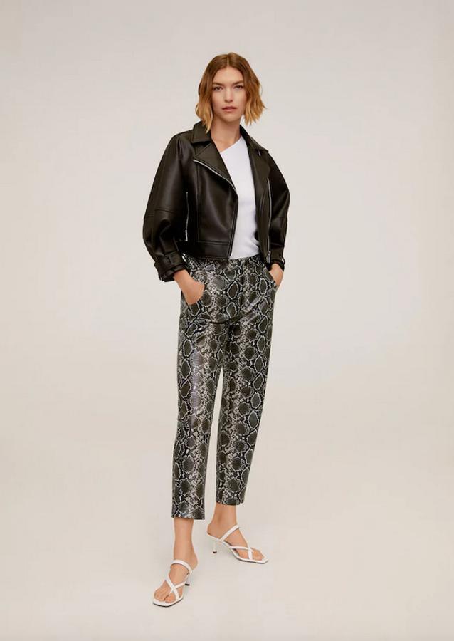 Las más comprometidas con la causa, y las clases de cross-fit, podrán apostar por este pantalón superelástico de H&M que se ajusta a nuestras piernas para estilizarlas. En estampado animal discreto, y muy negro, cuestan 14,99 euros y solo quedan en la talla 32.