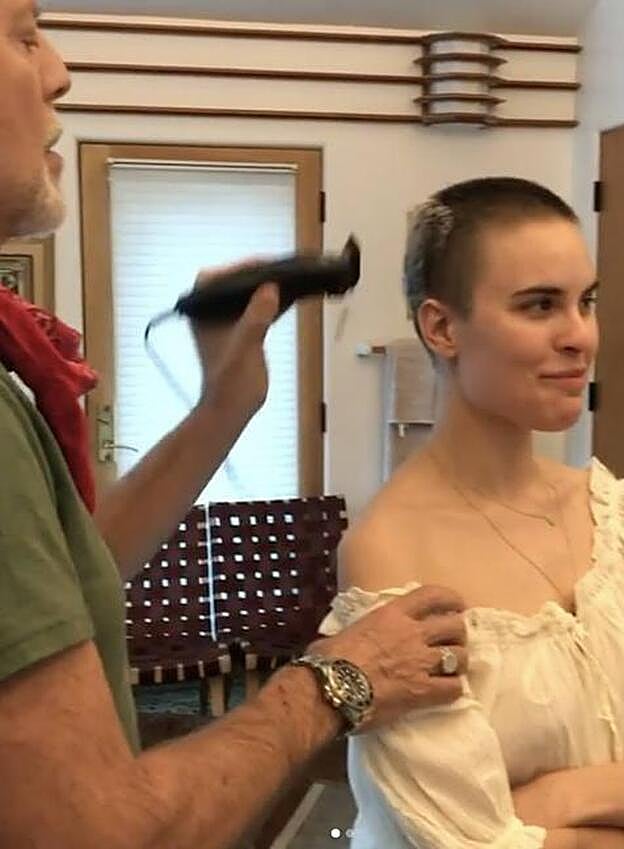 Bruce Willis rapando a su hija.