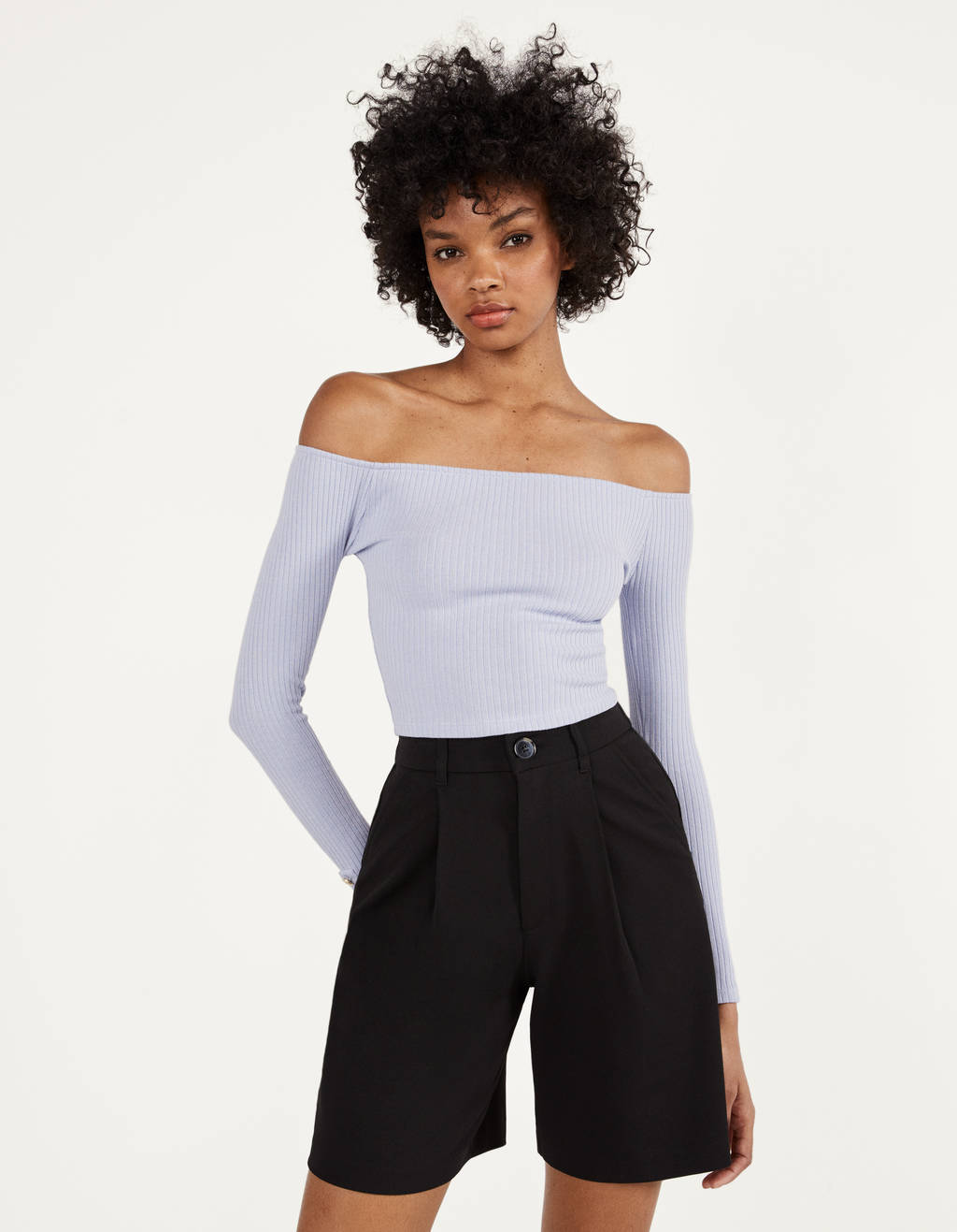 Jersey azul con escote bardot. De Bershka, (12,99 euros).